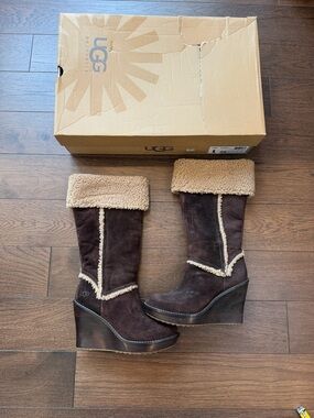 UGG Aubrie Wedge Boots Size 9.5 C32-012